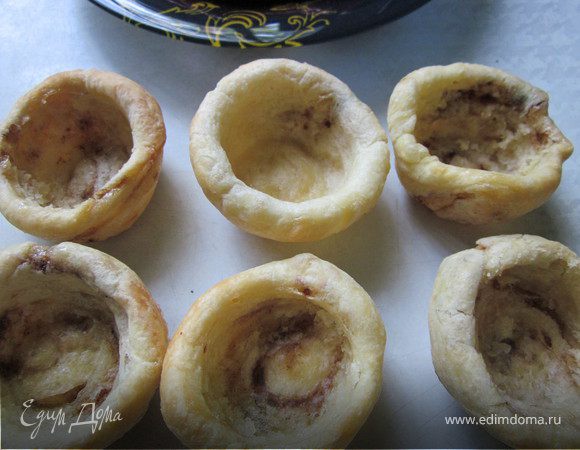 Поставить в заранее разогретую духовку 200* до золотистого цвета. У меня получилось 40 минут. Вынуть и сразу снять с формочек. 