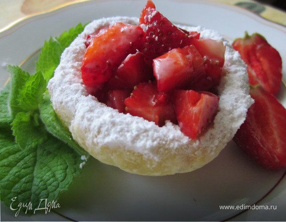 Клубнику порезать, положить в корзиночки. Сверху посыпать сахарной пудрой. Я не удержалась и съела сразу три штуки:))Рекомендую поставить минут на 15-20 в холодильник, за это время клубника даст сок. Останется только, перед подачей, ещё раз слегка посыпать сахарной пудрой.