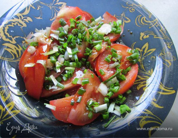 Томат нарезать крупно, полить маслом, соевым соусом, слегка посолить и поперчить, посыпать мелко нарезанным зеленым луком и поставить мариноваться.