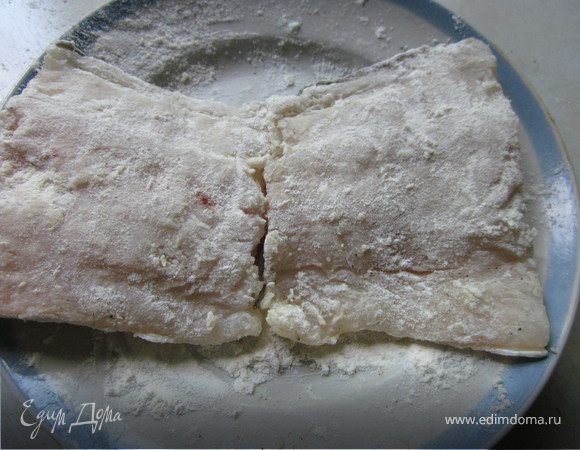 Филе трески посолить, поперчить, обвалять в муке и обжарить на хорошо разогретой сковороде с оливковым маслом.