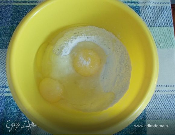 добавить яйца в молоко,посолить 