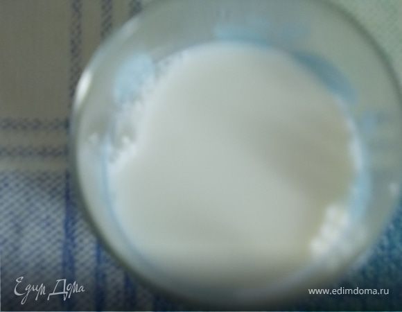 добавить молоко и влить в муку,замесить тесто,дать тесту постоять 30минут