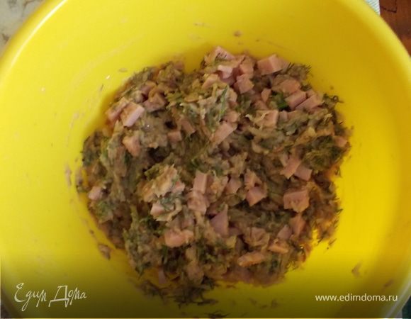 соединить лук,фасоль,нарезанный мелко укроп и нарезанную мелкими кубиками ветчину,  перемешать,добавить лимонный перец и соль