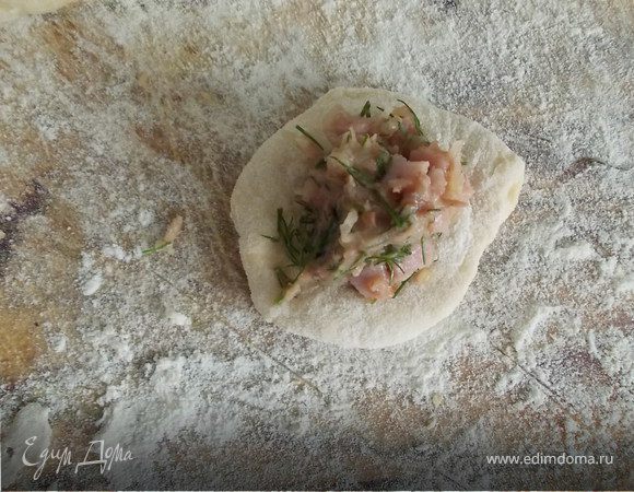 тесто раскатать,не очень толсто ,вырезать кружочки и положить начинку,