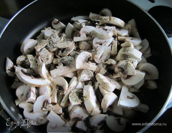 Грибы крупно порезать и выложить в глубокую сковороду с оливковым маслом (естественно её нужно предварительно разогреть)