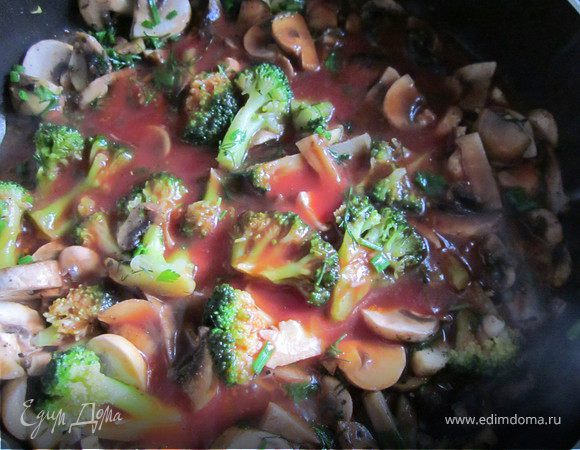 Залить грибы томатным соком (чтобы покрывала грибы), добавить зеленый лук,добавить цукини,попробовать на соль, добавить специи по вкусу (я положила сухие прованские травы). Тушить ещё минут 5-7.