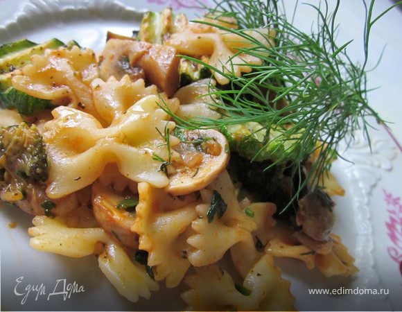 Пасту отварить на 2 минуты меньше, чем указанно на упаковке. Добавить готовую пасту к соусу, перемешать и тушить 2 минуты. Все, паста готова. Перед подачей посыпать свежей зеленью.