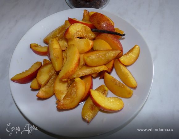 Нектарины освободить от косточек, порезать на ломтики.