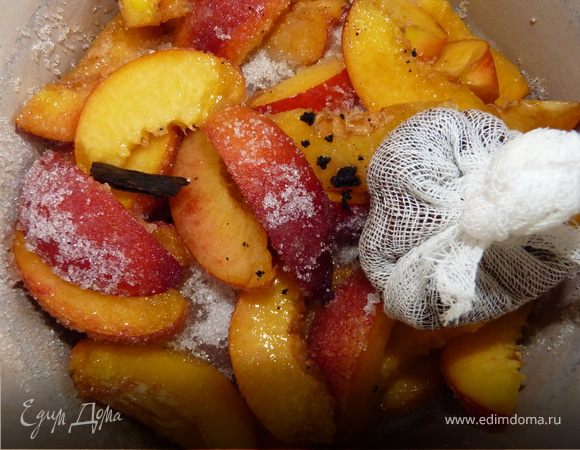 Уложить в кастрюлю, пересыпать сахаром, подождать пока появится сок. Размолоть любимый сорт кофе в зёрнах и выложить в мешочек, подходящий для приготовления пищи (например, муслиновый или марлевый). Добавить мешочек с кофе во фруктовую смесь. Разрезать полстручка ванили, извлечь из него семена и тоже добавить к нектаринам. Довести до кипения, постоянно помешивая, варить на медленном огне 5 минут. Затем снять с огня и удалить мешочек с кофе. Охладить. Остывшее варенье снова довести до кипения, после чего варить 10 минут до загустения сиропа. Стручок ванили можно удалить, а можно оставить в баночке.