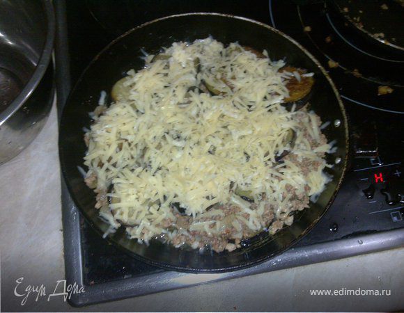 Порежьте баклажаны толстыми кружочками, посолите и отложите в сторону, чтобы из баклажанов выступил сок. Натрите сыр. Измельчите лук, помидор,мясо и чеснок.Затем обжарьте, сначала лук и чеснок, а потом добавьте мясо и помидоры.Добавьте специи.Обжарьте 15 мин.
Дайте стечь соку с бклажан и обжарьте с обоих сторон.
В блюдо для запекания распположите, череедуя между собой, слой баклажанов и слой фарша, занчите слоем баклажанов.
Сверху посыпьте тертым сыром и выпекайте 30 мин. при 180С. 