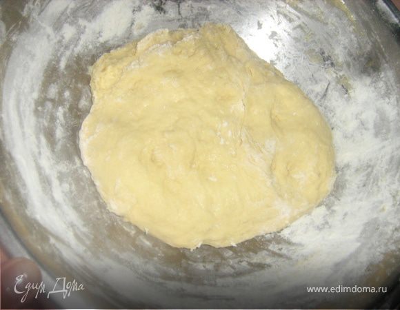 Молоко нагреть до 30 градусов. Развести дрожжи с сахаром. Добавить треть муки. Опару оставить на час.
Масло и мед растопить и остудить. яйцо взбить венчиком, оставить немного для смазки булочек.
Замесить из всех ингредиентов эластичное мягкое тесто, сделать 2 обминки.