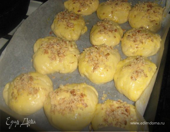 Сформировать колобки. Выложить на смазанную маслом форму (я беру еще и пергамент). Дать расстоятся минут 15, смазать яйцом, посыпать измельченными орехами.