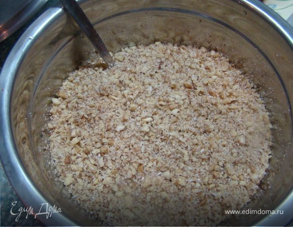 Очищенный орехи измельчить в блендере, добавить 100 гр сахара (я решила еще добавить немного кокосовой стружки и корицы, что было очень уместно). Все хорошенько перемешать. 