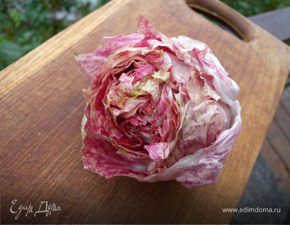 Теперь листья салата. Лола роса рвем руками, а не режим ножом. 