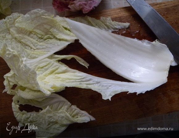 с "пекинки" вырезаем твердую часть и берем только нежное, рвем тоже руками.