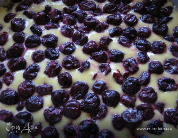 На тесто равномерно выкладываем вишню.Отправляем в духовку на 30 минут при температур 175 С.