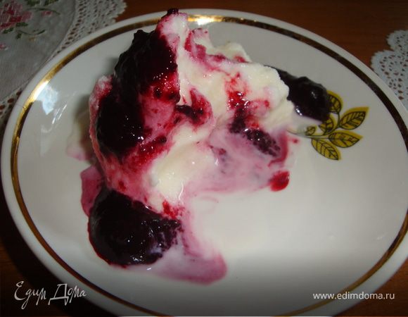 перед подачей лучше чуть раньше достать мороженое из холодильника, чтобы оно подтаяло(у меня оно простояло часа 3-4). щедро полить соусом и наслаждаться! 