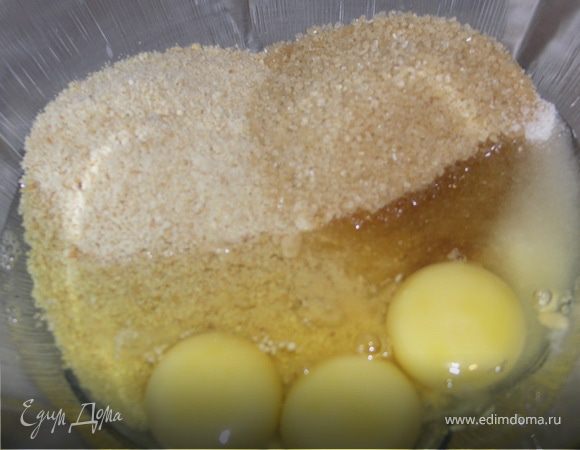 Кешью вымыть,высушить и смолоть в кофемолке.Добавить сахар,яйца.Перемешать тщательно.