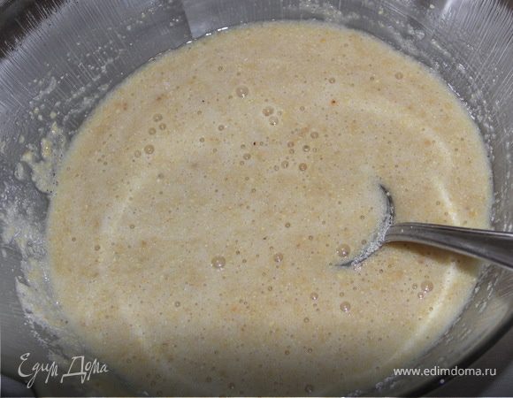 Всыпать манку.Ещё раз перемешать и отставить в сторонку.