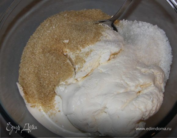 Творог,сметану,сахар,стружку перемешать...вкусно..ммм..много не пробуйте,а то на пирог не останется;)