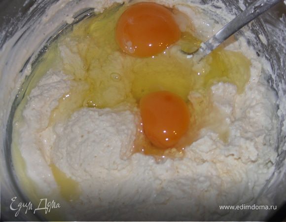 Добавить яйца.Перемешать.Всыпать манку,разрыхлитель и снова перемешать.Отставить в сторонку.