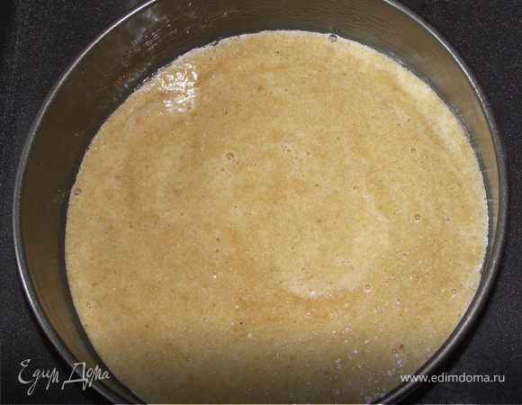 На дно формы выливаем ореховое тесто...