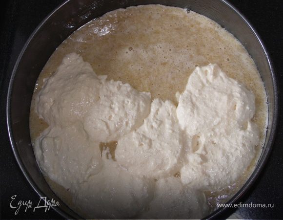 Творожный слой аккуратно вкладываем ложкой,стараясь оставлять до бортиков0.5см не заполненными.Выкладываем чуть больше половины...