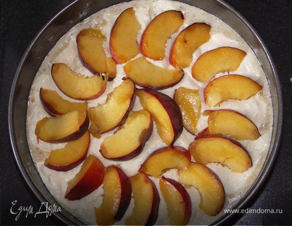 Сверху нектарины аккуратно.Не вдавливаем,а просто кладём...