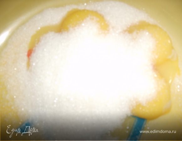 Белки отделить от желтков. Желтки взбить с половиной нормы сахара