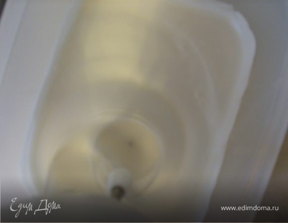 Охлажденные белки взбить с оставшимся сахаром и лимонным соком