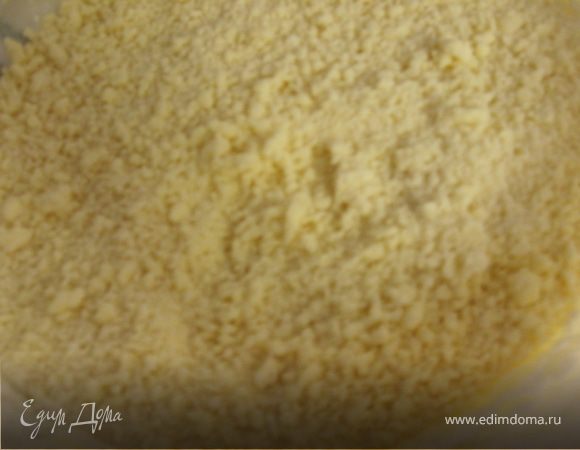 Муку просеять, смешать с крахмалом, разрыхлителем и ввести в смесь желтки. У меня получилось крошка крупная