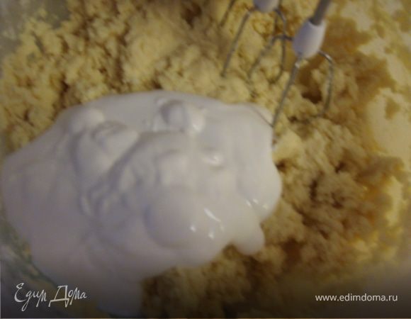 В полученную массу в два приема осторожно ввести белки