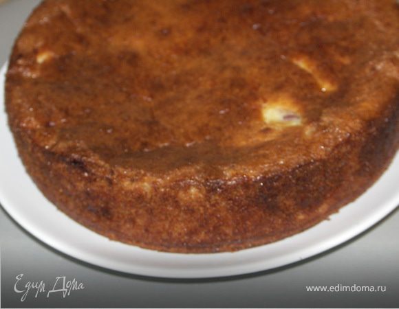 Готовому пирогу даём полностью остыть.Аккуратно тонкой лопаткой проходимся между бортами формы и пирогом...раскрываем форму и извлекаем пирог.