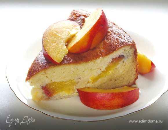 А теперь можно смело резать и кушать:)Приятного аппетита:)
П.С.:Обратите внимание на нижнюю и наружную часть пирога..ореховый слой лёг ровно вдоль бортиков и дна:)