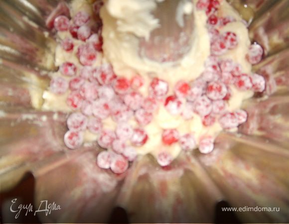 Яягоды вымыть обсушить, обвалять в муке. Дно формы смазать маслом, выложить одну треть теста. На тесто уложить полпорции ягод