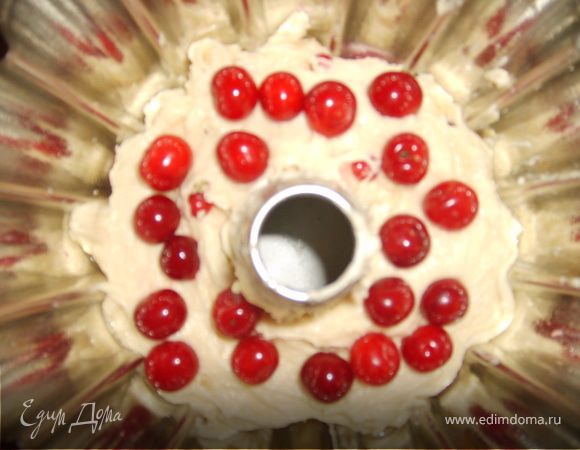 Закрыть их еще одной третью теста и сверху снова уложить ягоды. Накрыть оставшейся частью теста.