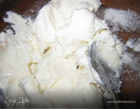 Творог, молоко или сметану, 100 гр. сахара взбить в блендере.