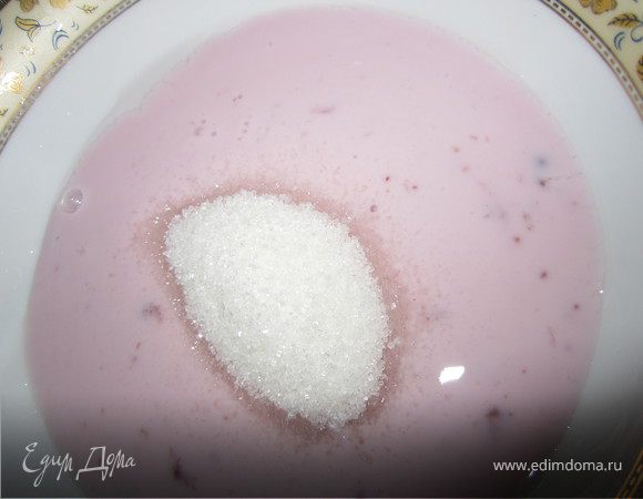 К йогурту добавить 50 гр. сахара. Взбить.