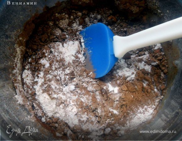 Для блинчиков соединить воду, яйца, просеять какао-порошок (3 ст.л.+-), муку, немного сахарной пудры и соль ***шоколад прекрасно раскрывается с солью!***. 