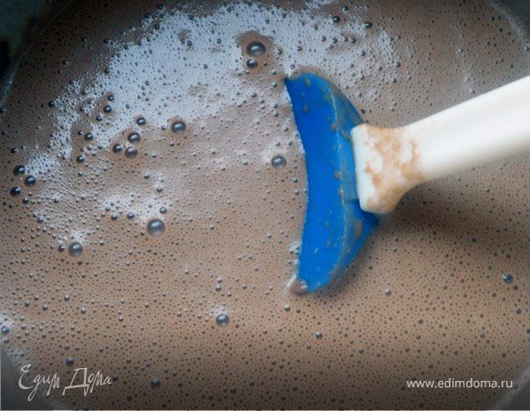 Размешать, при необходимости протереть через сито или взбить миксером. ***Вообще, тесто для блинчиков - штука загадочная, тут пропорции объяснить сложно! Я, бывает, несколько раз добавляю воду/муку, приближаясь к идеалу. В любом случае, лучше делать их не очень тонкими!*** Перед выпечкой можно добавить в тесто немного оливкового масла и еще раз размешать.