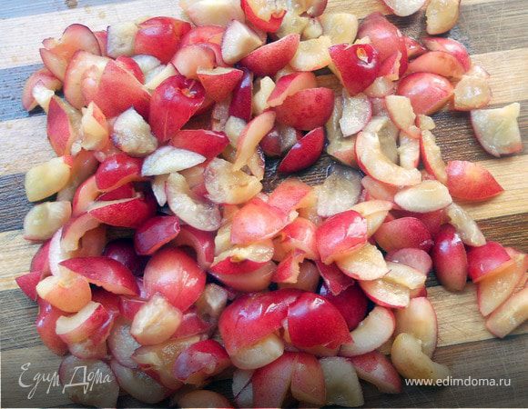 Большую часть черешни (здесь т.н. "светлая") измельчить. ***Чем мельче - тем лучше!***