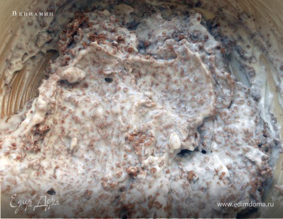 Во вторую - тертый/рубленый шоколад ***здесь молочный, но горький будет даже интереснее!***