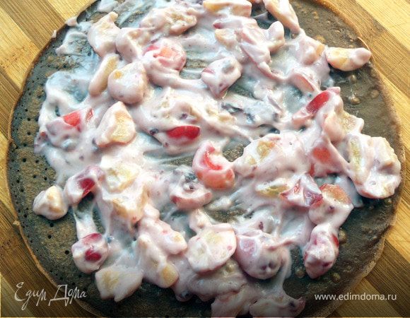 Собрать блинный пирог, чередуя начинку...