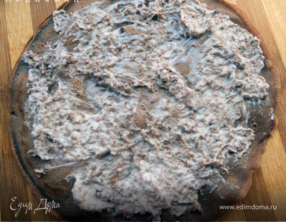 ***Совет №1: покрывая блин кремом с черешней - оставляйте немного места по краям. Совет №2: Крем с шоколадом более "крепкий", если с ним сложно работать (например, при нанесении рвется блин) - добавьте немного сливок/молока и размешайте. Совет №3: при нанесении любого крема придерживайте блинный пирог руками, т.к. он может "поползти". Совет №4: Блин, под которым находится черешневый крем, можно слегка примять рукой, чтобы крем распределился равномернее***