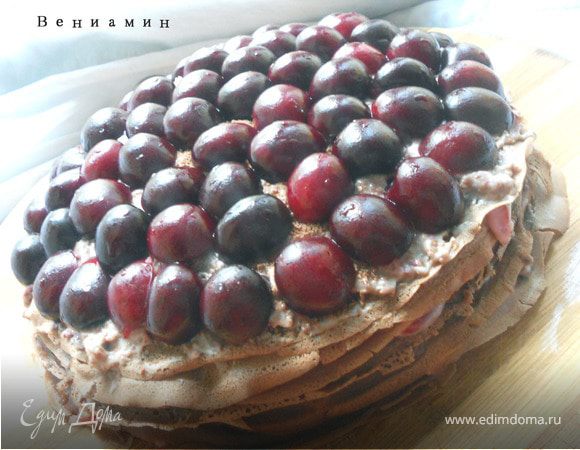 Последний слой - шоколадный крем. Убрать в холодильник пирог хотя бы на 1 час, затем украсить половинками черешни и мятой и подавать!