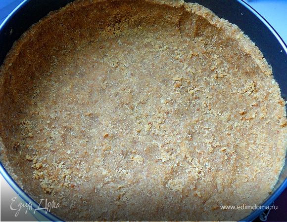 Влить масло к печенью,хорошо перемешать.Берем раъемную форму,выкладывает основу для коржа,приминаем ее руками,создаем бортики,довольно высокие бортики около 5см.