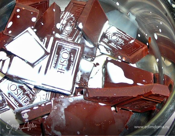 Шоколад ломаем на кусочки,добавляем 4 ст.ложки 10%сливок и ставим на водяную баню.Как только шоколад расплавиться,добавляем еще 4 ст.л сливок и хорошо перемешиваем до гладкой,однородной массы.