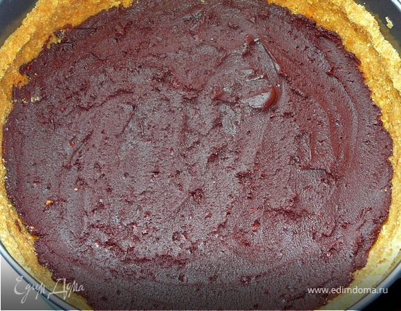 Выливаем шоколад на основу,разравниваем.Ставим в холодильник минимум на 1час.