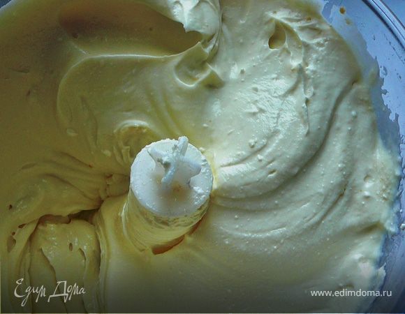 Делаем крем.Творог сложить в блендер,влить 12ст.л.10%сливок,всыпать 6ст.л.сахара.Взбить до однородной,гладкой массы.