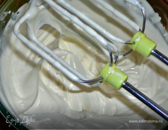 Вливаем 300мл.жирных сливок(я использовала 30%)в миску и начинаем взбивать на медленных оборотах миксера,сливки прийдется взбивать до густого состояния крема,чтобы от венчиков минсера оставался рисунок,взбивать около 5-7минут.Как только сливки начали густеть,всыпать в них 3ст.л.сахара и продолжить взбивать.